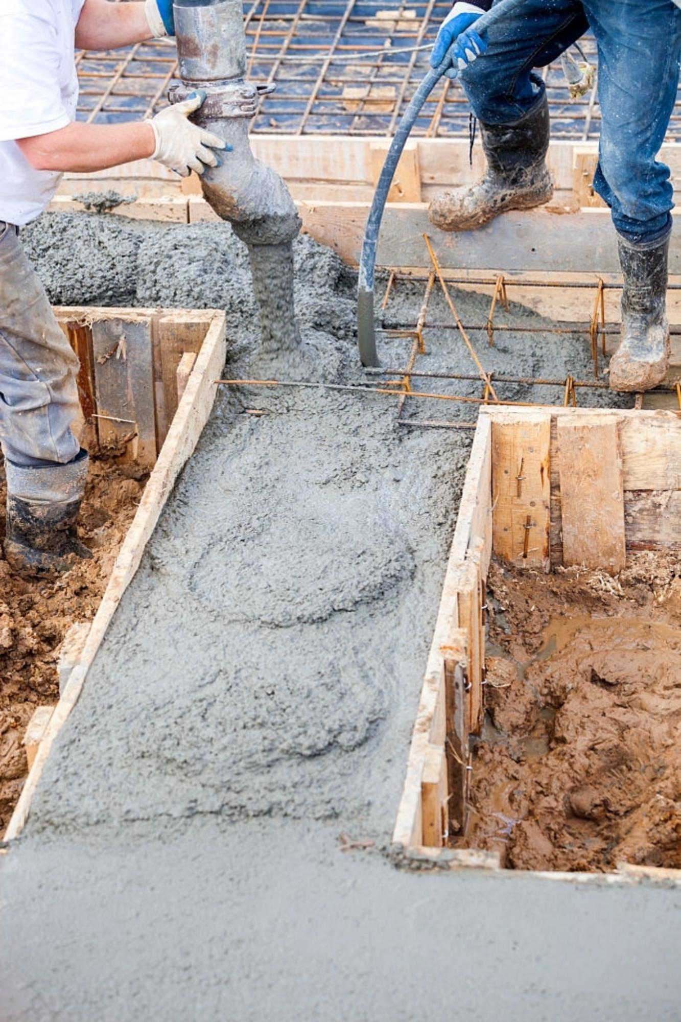 Заливка ленточного фундамента тяжелым бетоном М200