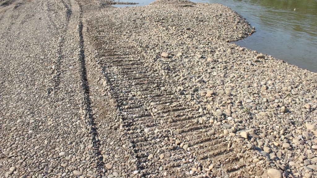 дорога насыпная из обогащенной песчано-гравийной строительной смеси