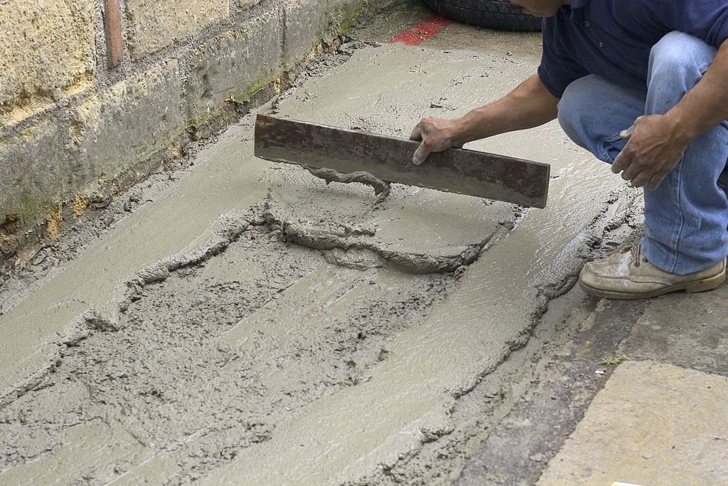 Работа строителя с цементно-песчаной смесью ЦПС водонепроницаемый с добавками