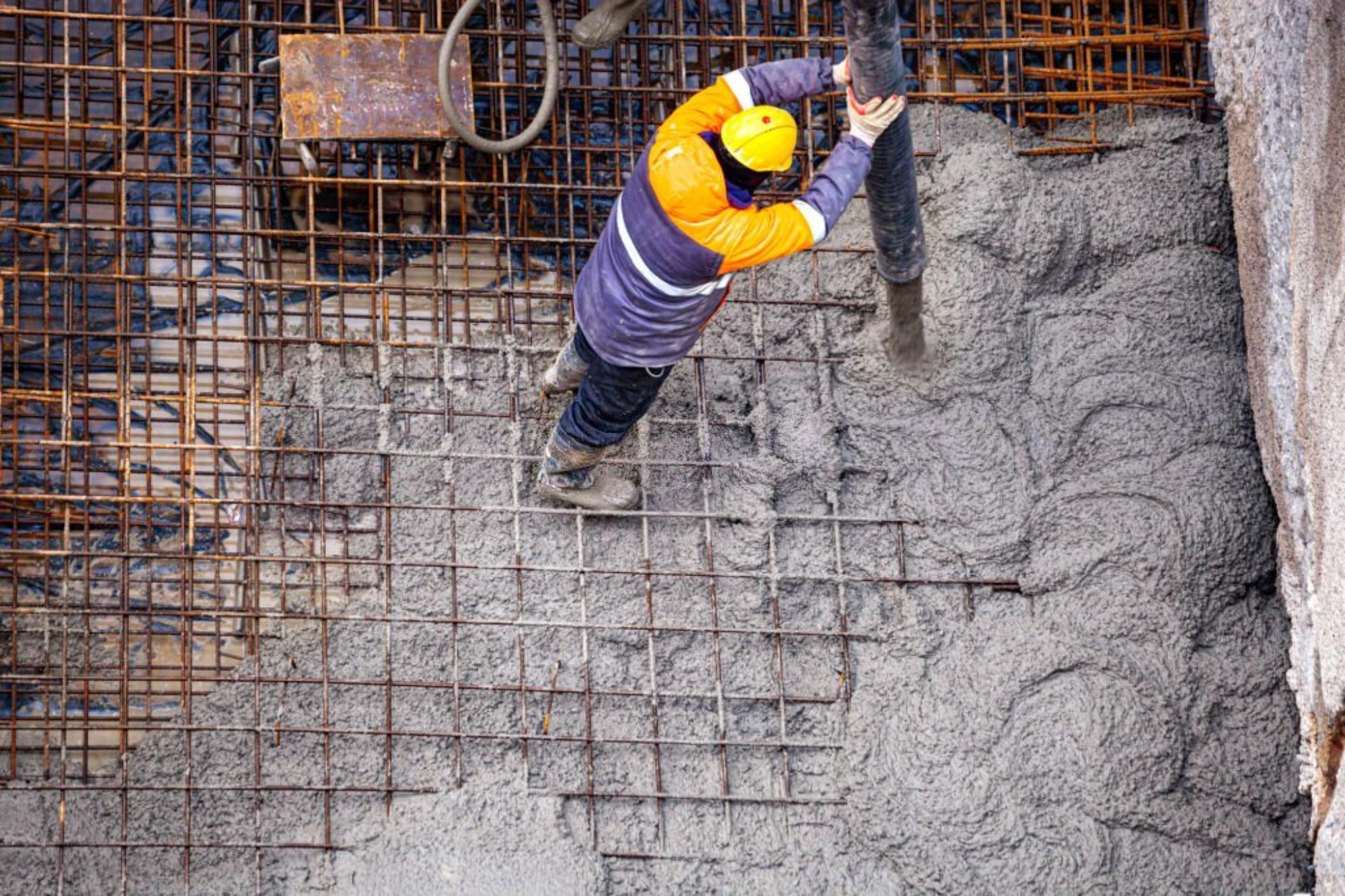 Бетонирование бетонной фундаментной плиты
