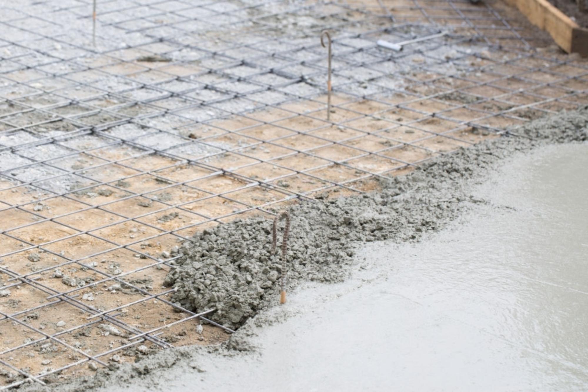 Заливка фундамента гранитным бетоном