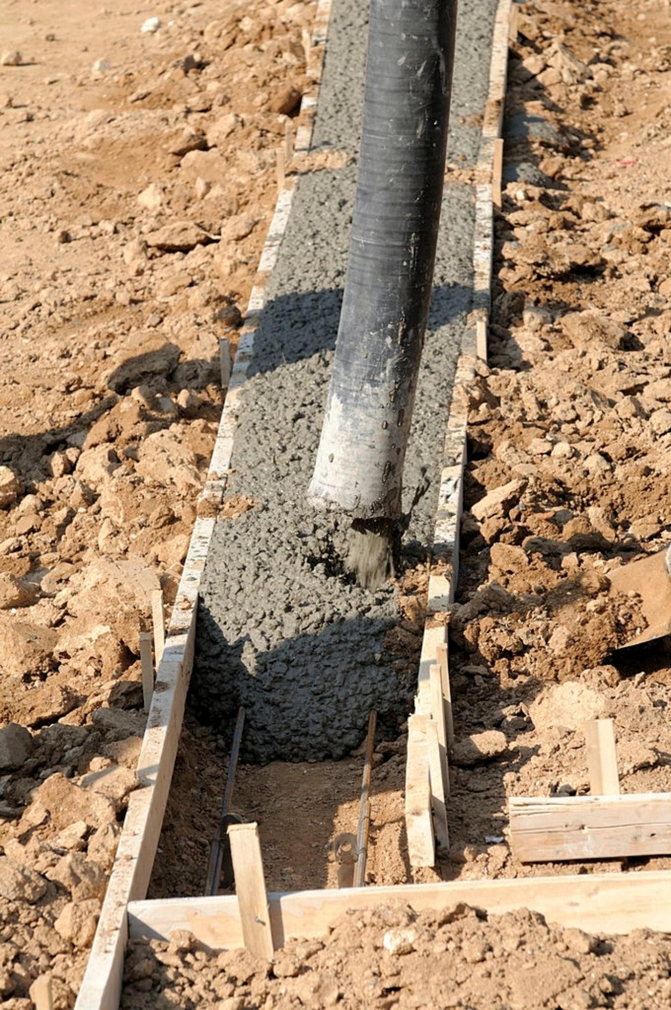 Заливка гранитного бетона марки М500 в ленточный фундамент
