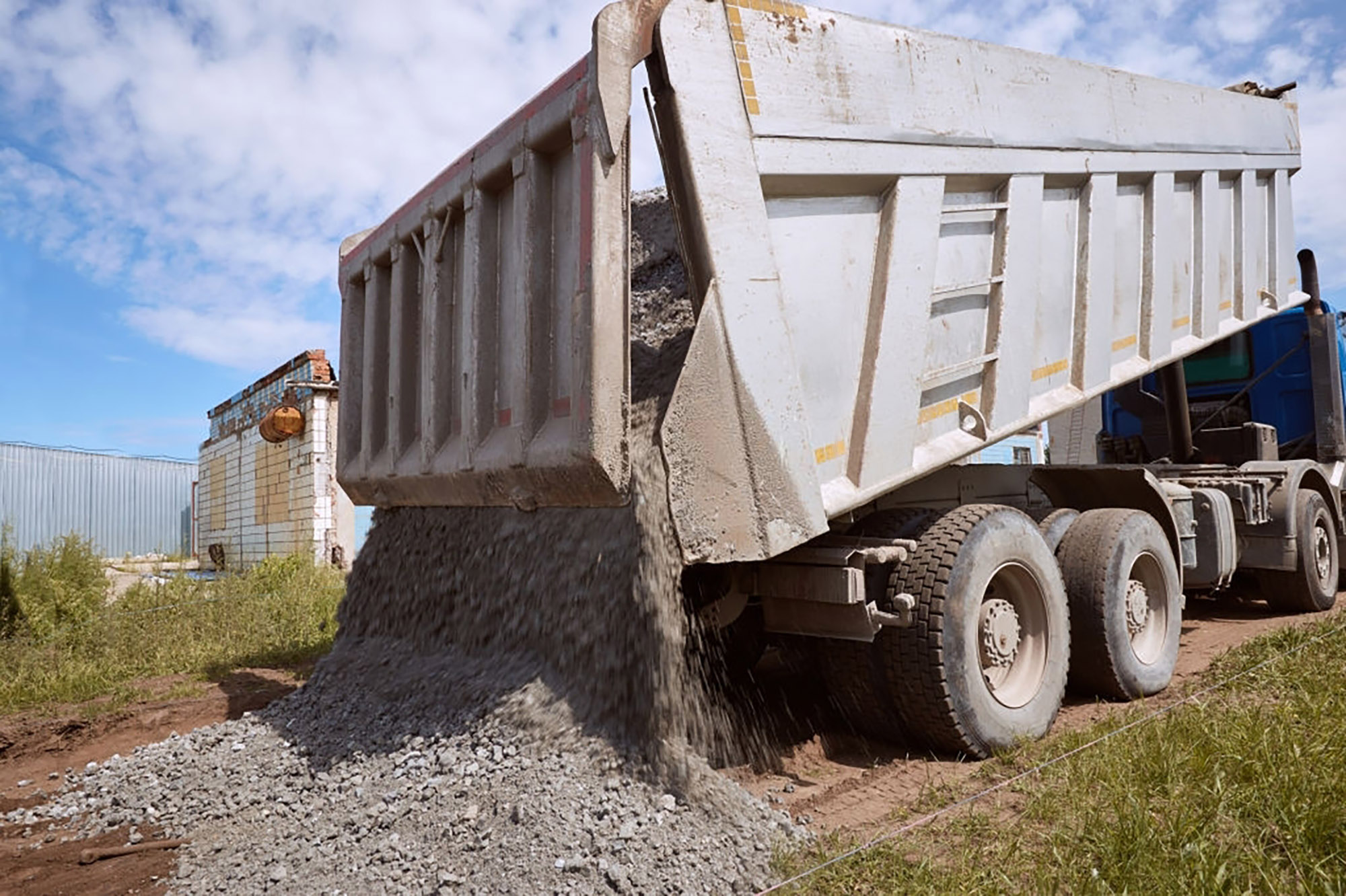 Доставка тощего бетона грузовиком, машина разгружает бетон