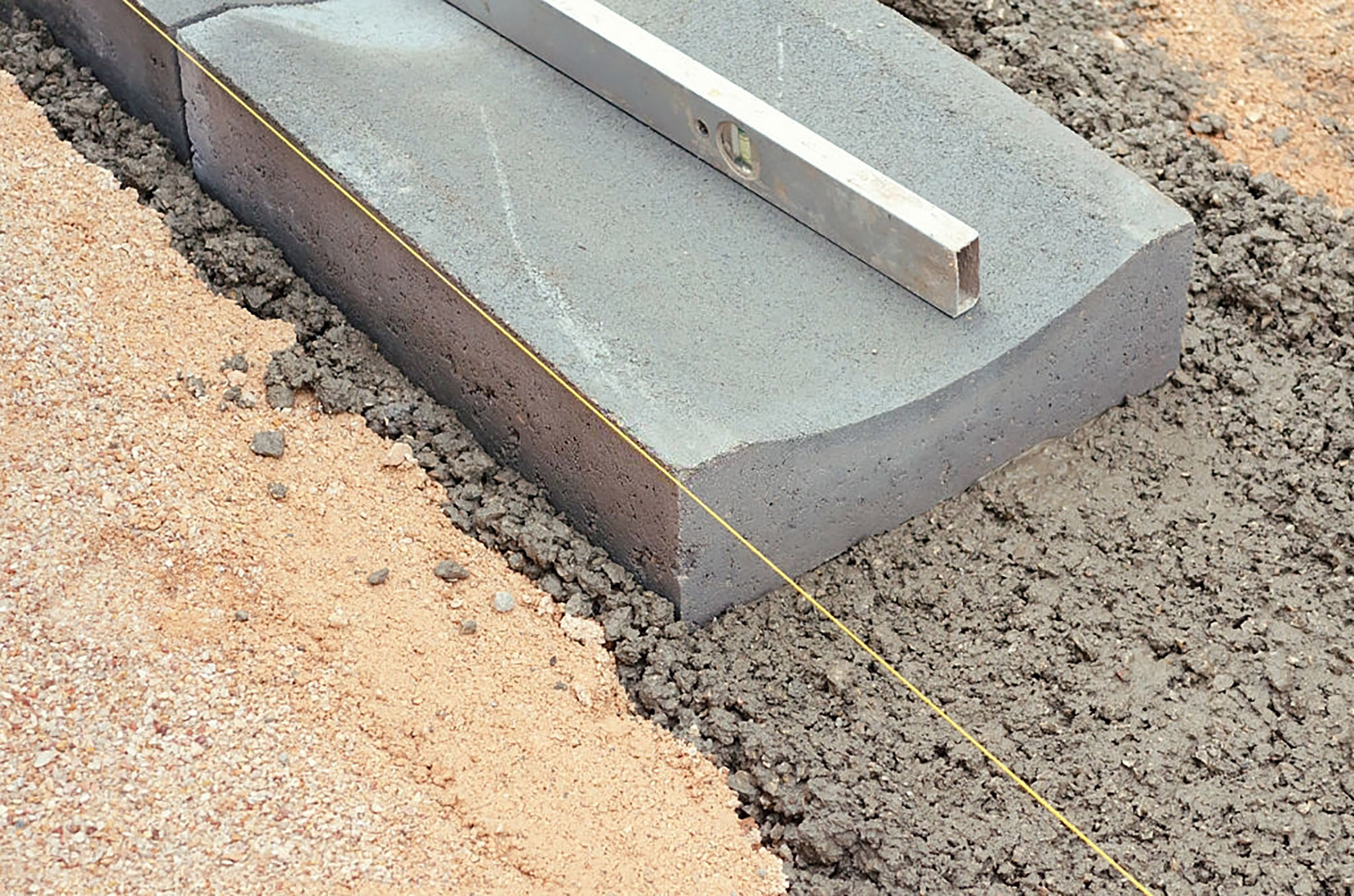 Укладка бордюрного камня тощим бетоном М100