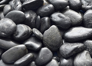 черная морская галька